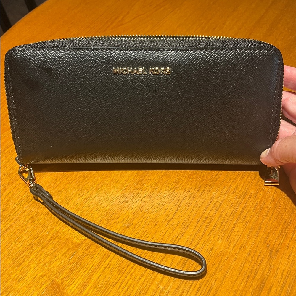 New Micheal Kors black zippered wallet